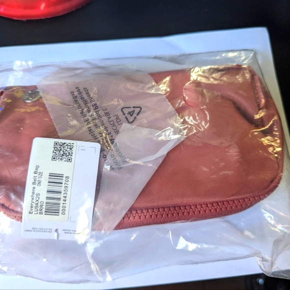 Lululemon Everywhere Belt Bag - Picture 3 of 5